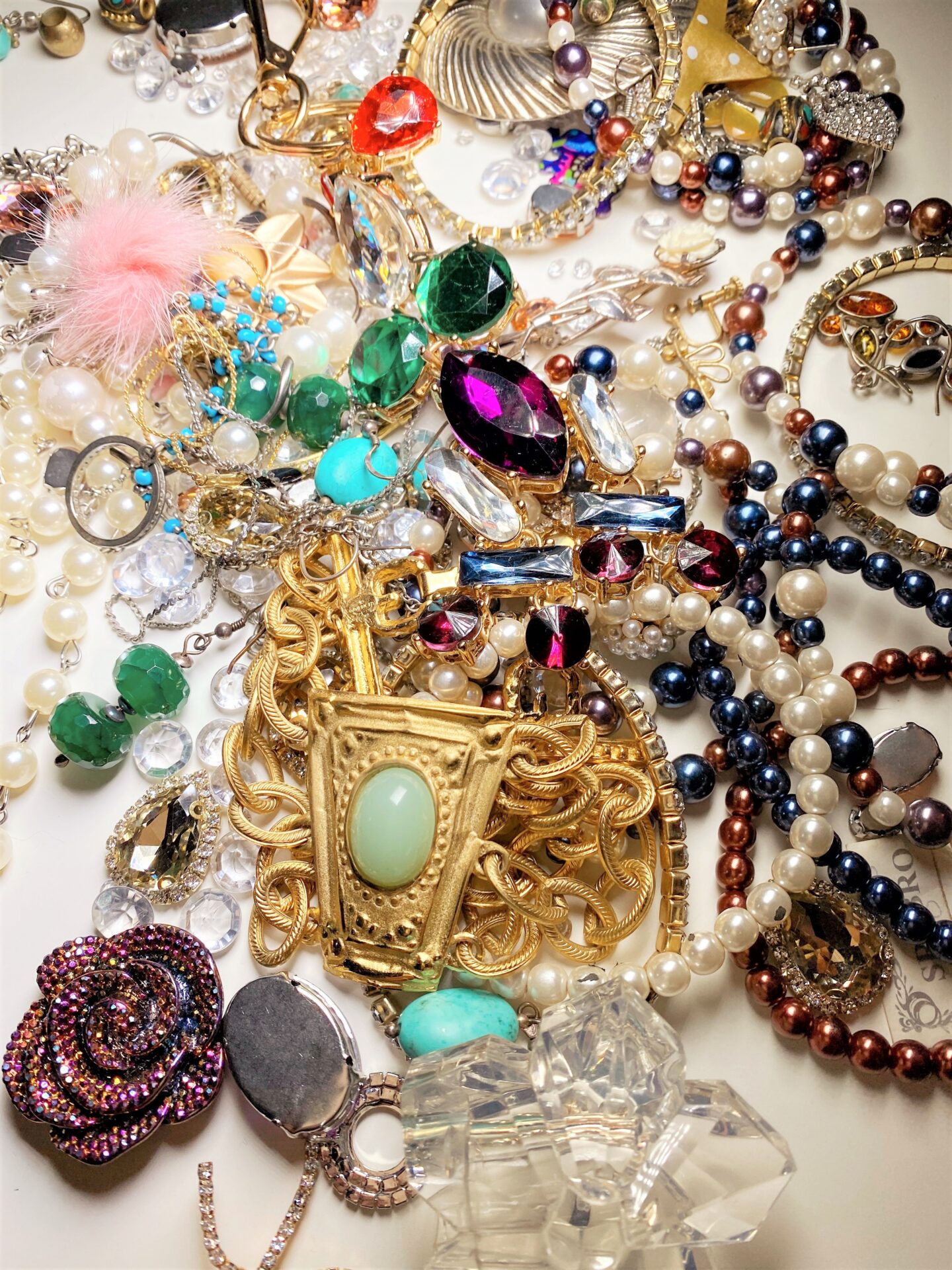 DIY Framed Jewelry Christmas Tree: use old broken mismatched vintage costume jewelry