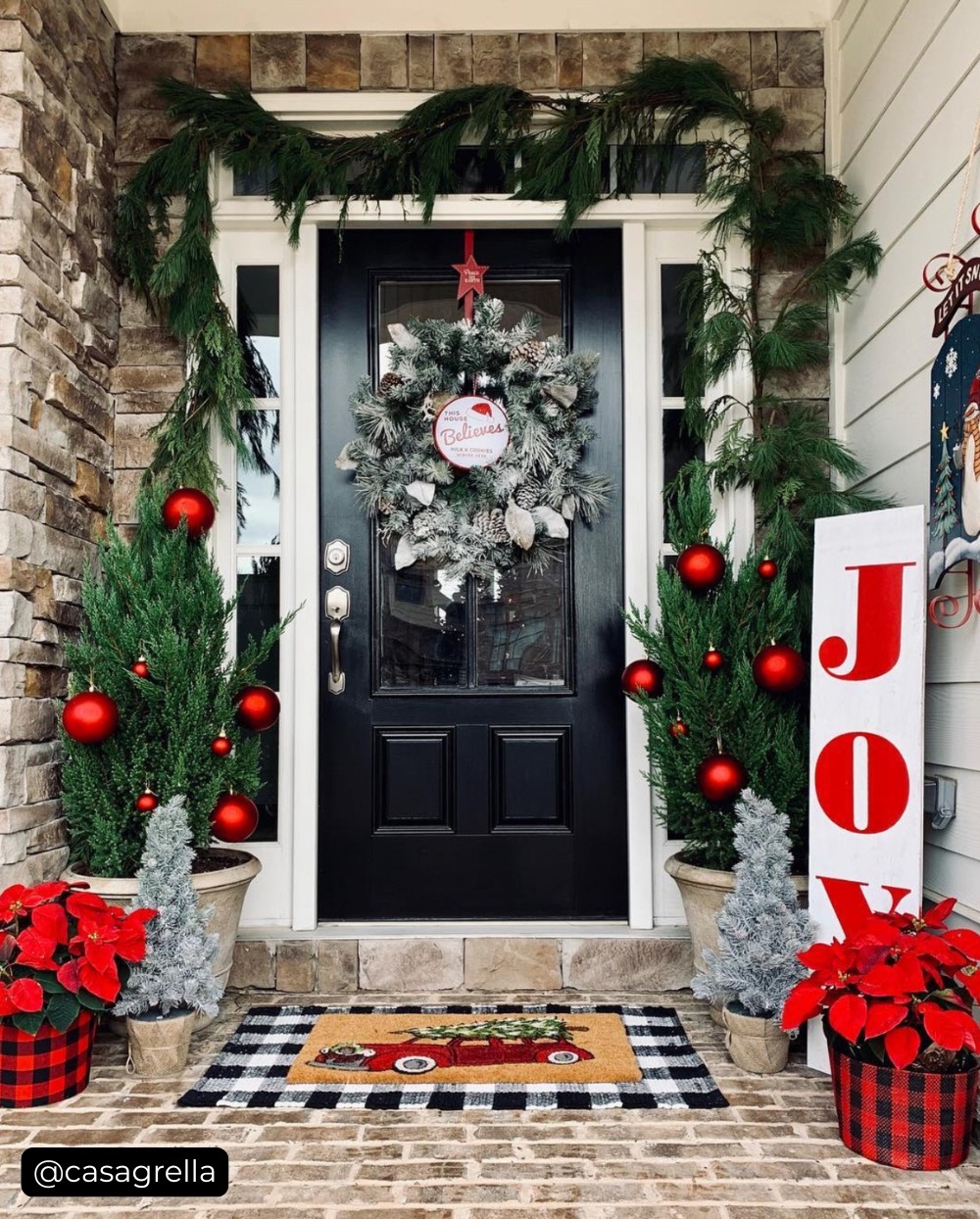Christmas Decorating Ideas For Small Front Porch: Classic Small Christmas Front Porch With Rustic Charm