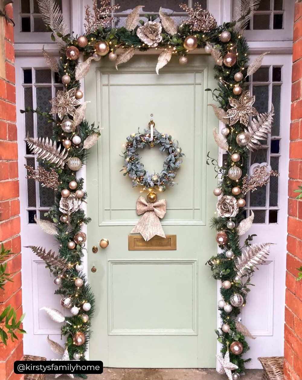 Christmas Decorating Ideas For Small Front Porch: Elegant Gold And Green Christmas Entryway Decor
