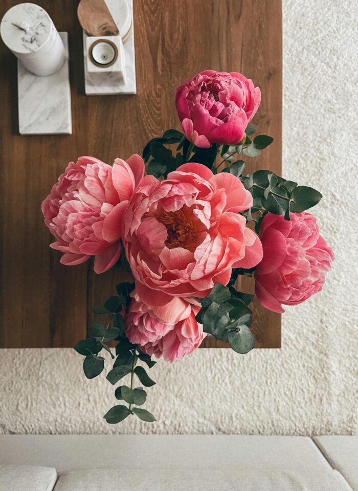 Create A Luxurious Living Room With Jamali’s Silk Florals And Unique Lighting Solutions 